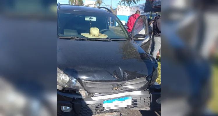 Carros têm partes destruídas em engavetamento em PG; veja fotos