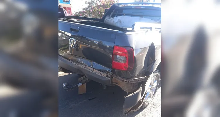 Carros têm partes destruídas em engavetamento em PG; veja fotos