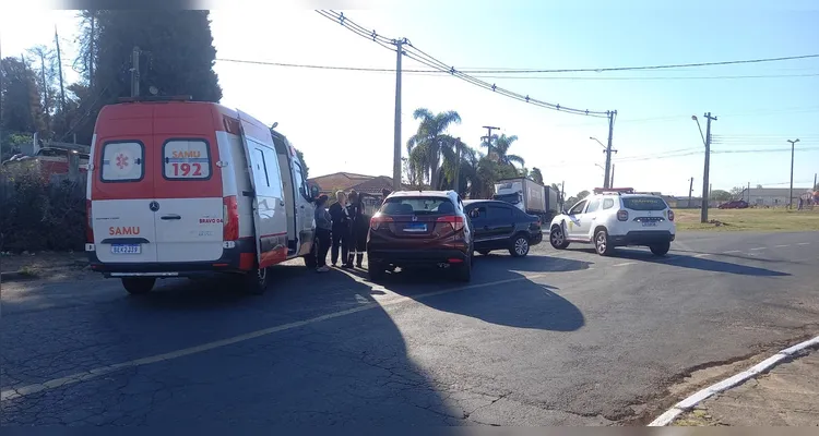 Dois veículos se chocam e condutor é levado a hospital com dores no peito em PG