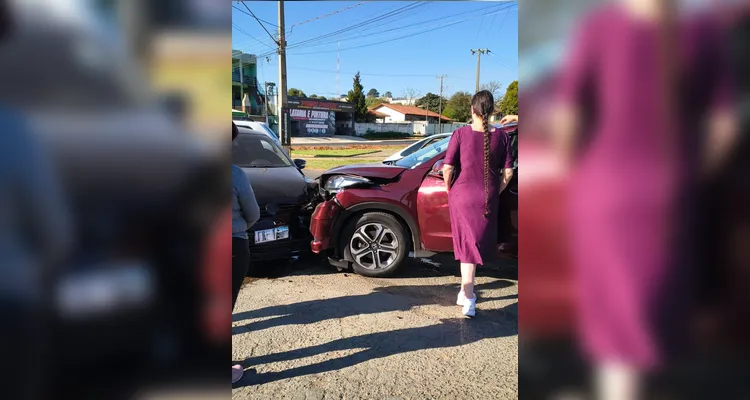 Dois veículos se chocam e condutor é levado a hospital com dores no peito em PG