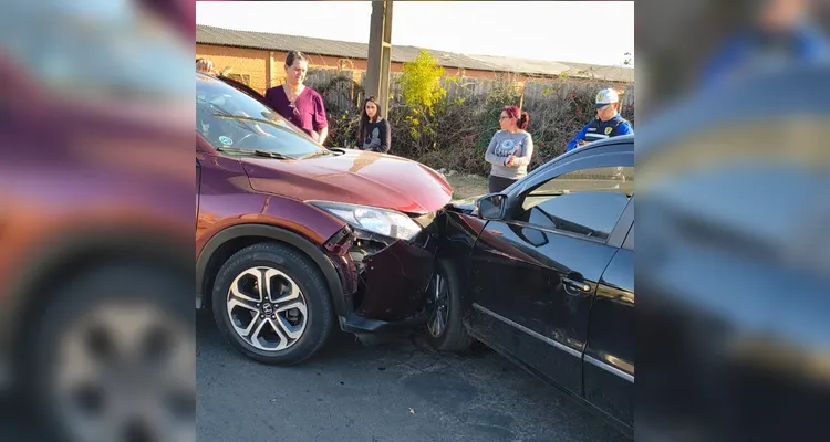 Dois veículos se chocam e condutor é levado a hospital com dores no peito em PG