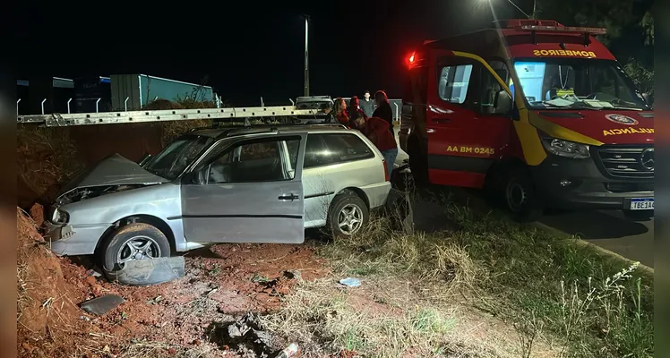 Ao fazer uma curva, o motorista acabou perdendo o controle do veículo e colidiu o veículo.