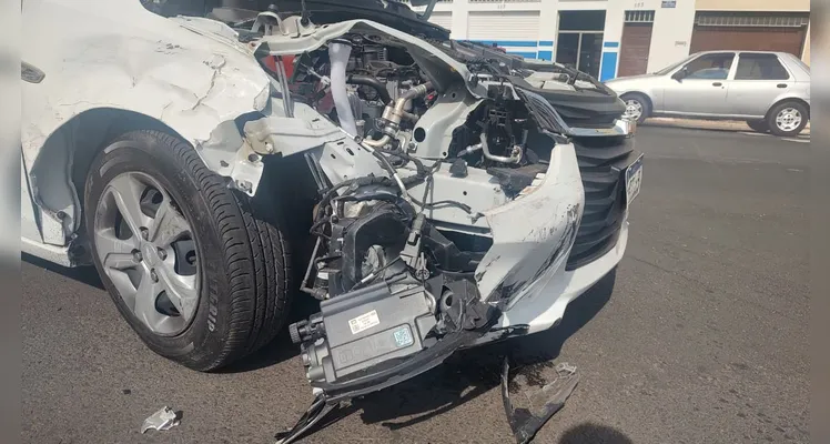 Carro tem roda arrancada após colisão envolvendo três veículos