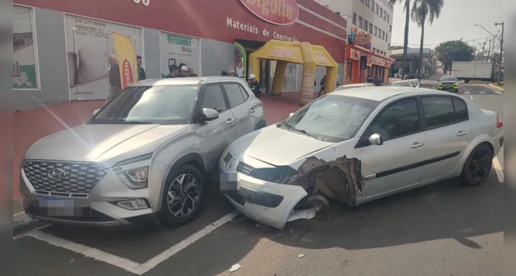 Carro tem roda arrancada após colisão envolvendo três veículos