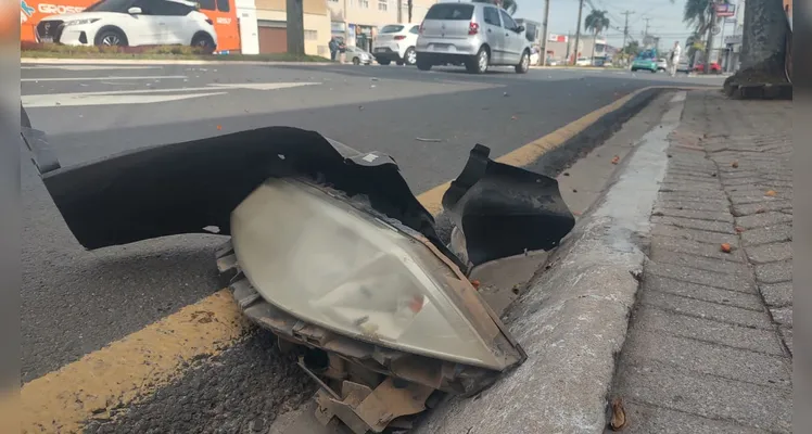 Carro tem roda arrancada após colisão envolvendo três veículos