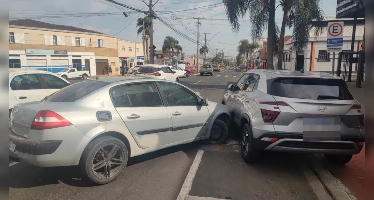 Carro tem roda arrancada após colisão envolvendo três veículos