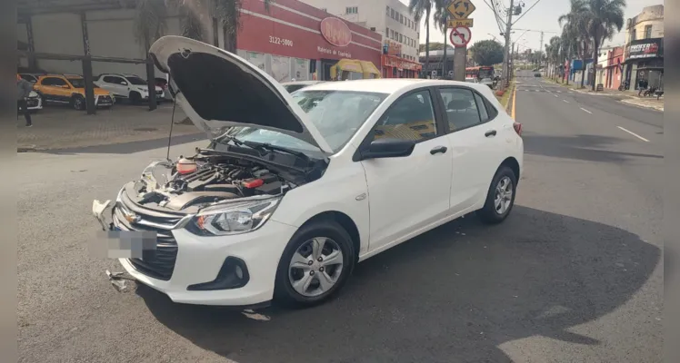 Carro tem roda arrancada após colisão envolvendo três veículos