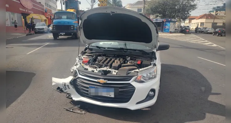 Carro tem roda arrancada após colisão envolvendo três veículos