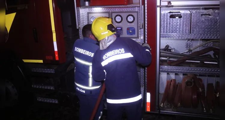 Casa foi destruída pelas chamas na noite dessa terça-feira