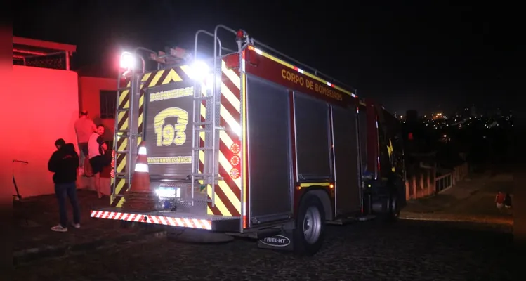 Casa foi destruída pelas chamas na noite dessa terça-feira