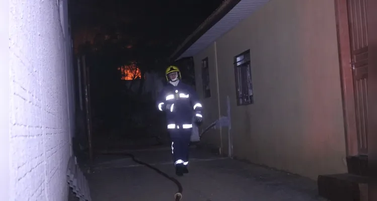 Casa foi destruída pelas chamas na noite dessa terça-feira