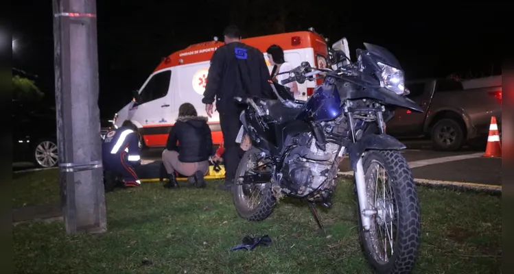 Duas motocicletas colidem e pilotos sofrem ferimentos graves em PG