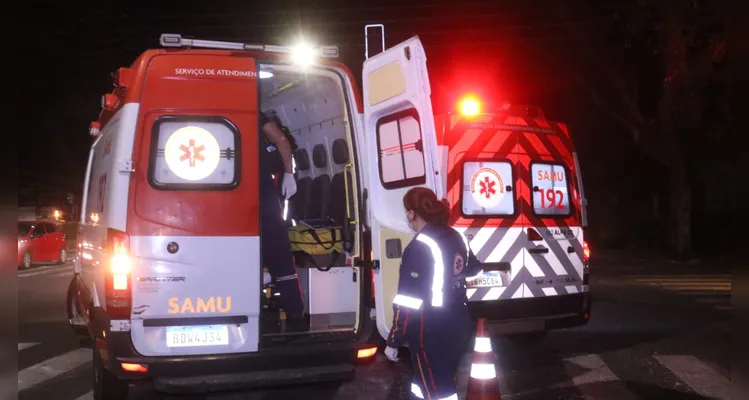Duas motocicletas colidem e pilotos sofrem ferimentos graves em PG