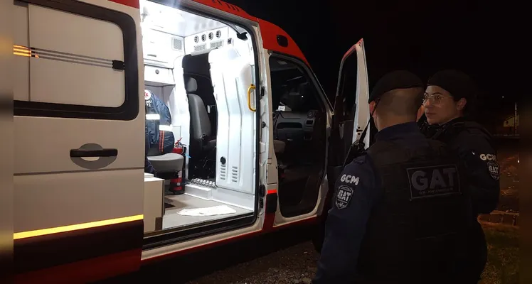 Mulher entra em surtos após descobrir suposta traição e ameaça marido com faca em PG