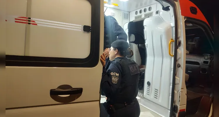 Mulher entra em surto após suposta traição e ameaça marido com faca em PG