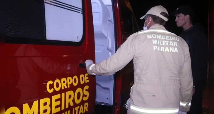 Carro colide com motociclista e foge do local do acidente em PG