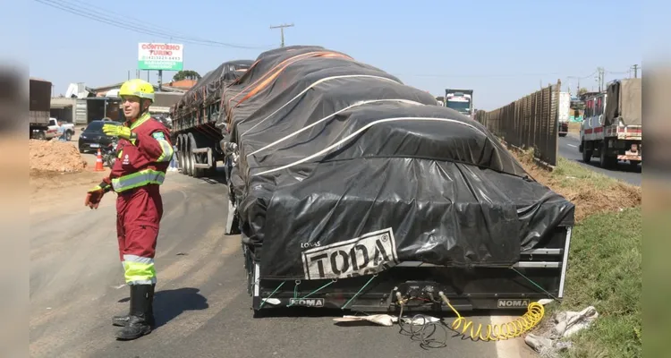 Carreta ficou atravessada no meio da via