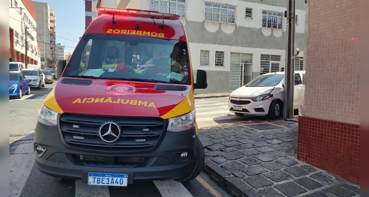 Motorista esquece de puxar freio de mão e é atropelada pelo próprio carro em PG