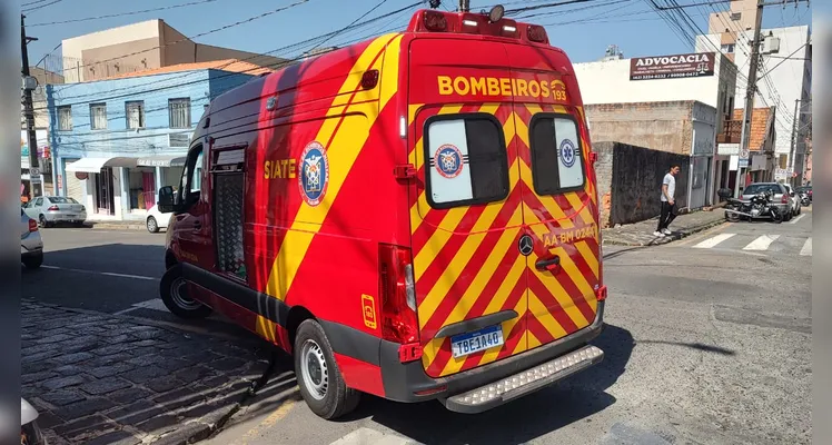 Motorista esquece de puxar freio de mão e é atropelada pelo próprio carro em PG