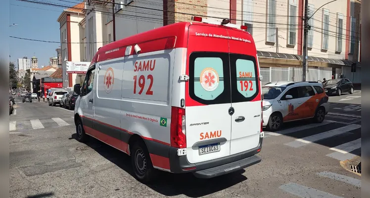 Motorista esquece de puxar freio de mão e é atropelada pelo próprio carro em PG
