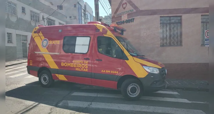 Motorista esquece de puxar freio de mão e é atropelada pelo próprio carro em PG