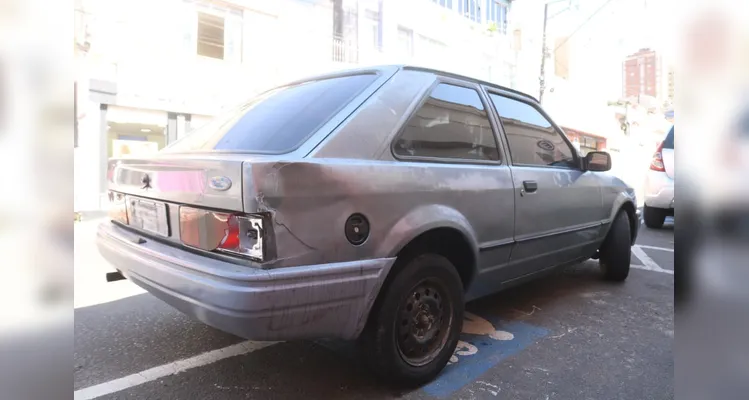 Um Ford Escort se envolveu na colisão.