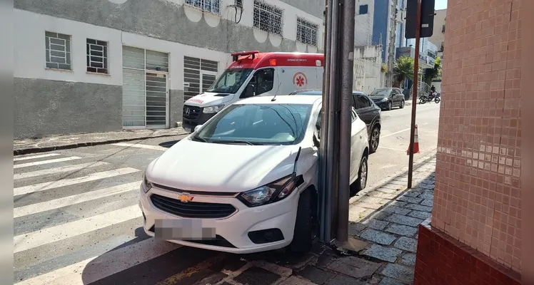 Motorista esquece de puxar freio de mão e é atropelada pelo próprio carro em PG