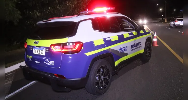 Homem dirige sem habilitação e colide contra carro em PG; moto caiu em barranco
