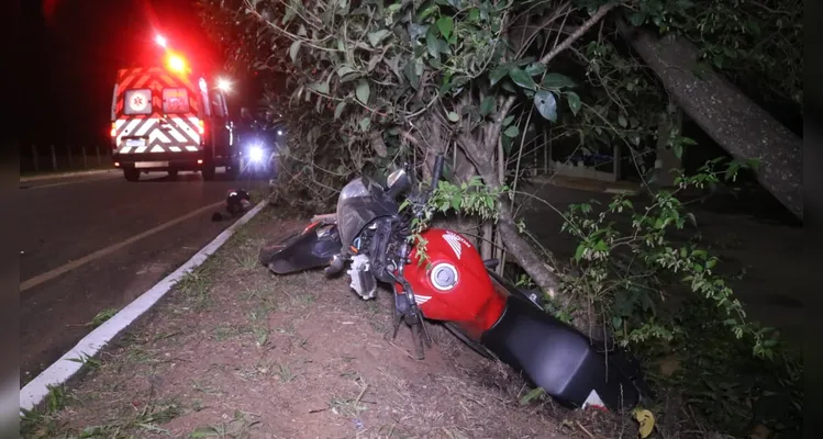 Moto foi arremessada em colisão; piloto não possui carteira de habilitação