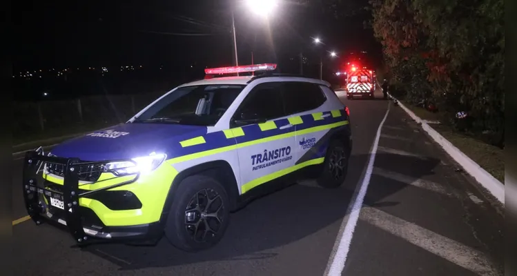 Homem dirige sem habilitação e colide contra carro em PG; moto caiu em barranco