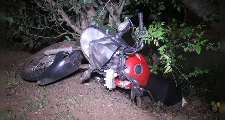 Homem dirige sem habilitação e colide contra carro em PG; moto caiu em barranco