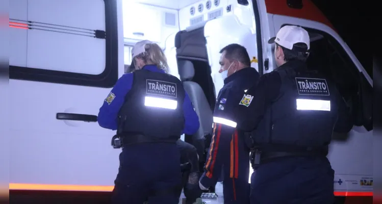 Homem dirige sem habilitação e colide contra carro em PG; moto caiu em barranco