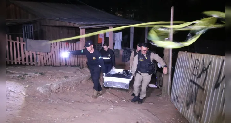 Corpo da vítima foi removido de córrego na região do Vila Nova.