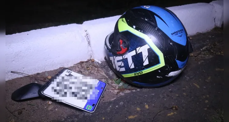 Homem dirige sem habilitação e colide contra carro em PG; moto caiu em barranco