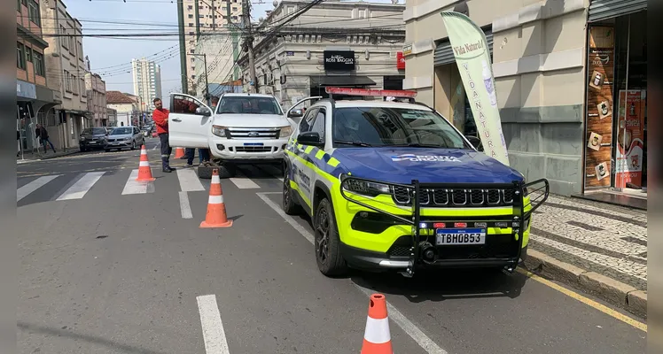 Carro fura preferencial, colide com camionete em PG e quase atinge um terceiro veículo