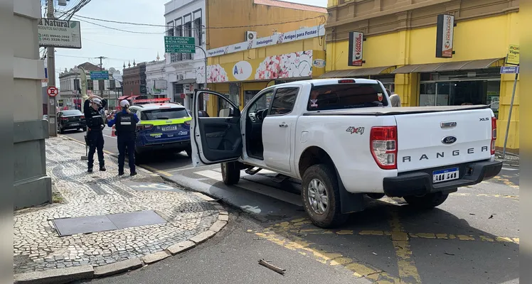 Carro fura preferencial, colide com camionete em PG e quase atinge um terceiro veículo