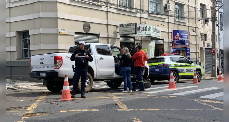 Carro fura preferencial, colide com camionete em PG e quase atinge um terceiro veículo