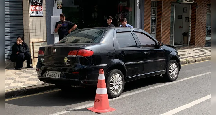 Carro fura preferencial, colide com camionete em PG e quase atinge um terceiro veículo