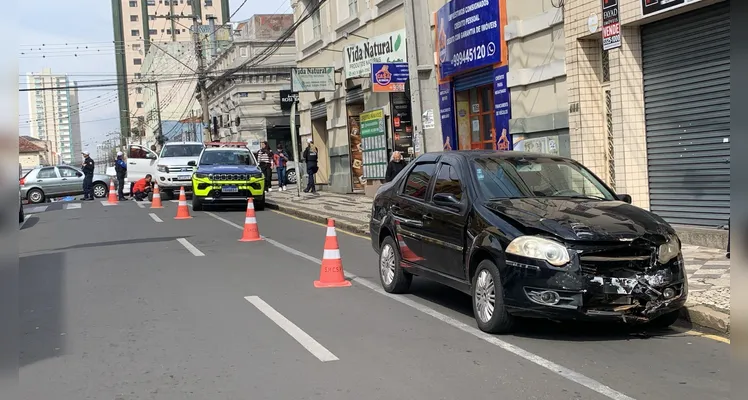 Carro fura preferencial, colide com camionete em PG e quase atinge um terceiro veículo