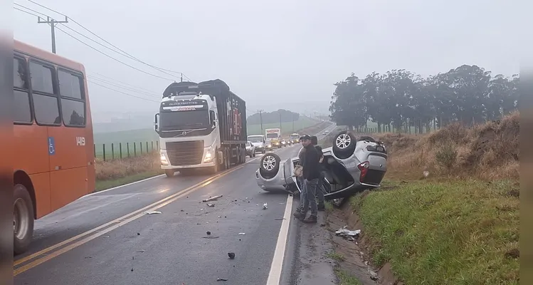 Acidente em Guaragi envolve dois caminhões e um carro na PR-438