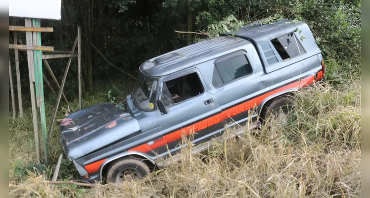 Colisão entre caminhonete e caminhão deixa um homem ferido em PG