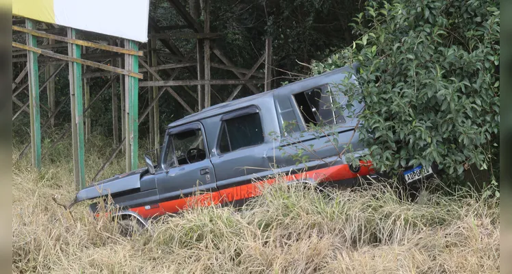 Colisão entre caminhonete e caminhão deixa um homem ferido em PG