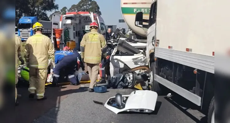 Imagens feitas de outro ângulo mostram como ficou carro destruído após acidente na BR-376