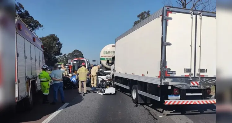 Imagens feitas de outro ângulo mostram como ficou carro destruído após acidente na BR-376