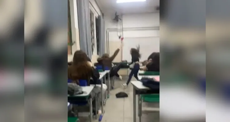 A briga foi registrada por outros alunos que estavam na sala de aula