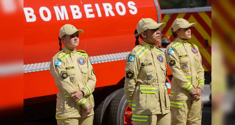 Nesta quinta-feira (25), mais 419 novos profissionais passaram a integrar o Corpo de Bombeiros Militar do Paraná. A formatura aconteceu no Palácio Iguaçu, com a presença do governador Carlos Massa Ratinho Junior, que destacou o fato desta ser a maior contratação da última década, além de ser a primeira que ocorre após a autonomia da corporação, aprovada em dezembro de 2022.
Foto Gilson Abreu/Aen