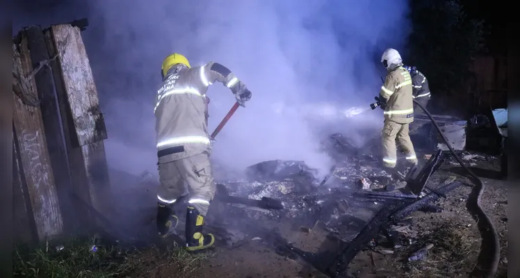 Bombeiros combateram o fogo e a vítima foi socorrida pelo Samu
