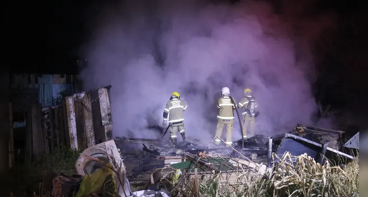 Bombeiros combateram o fogo e a vítima foi socorrida pelo Samu