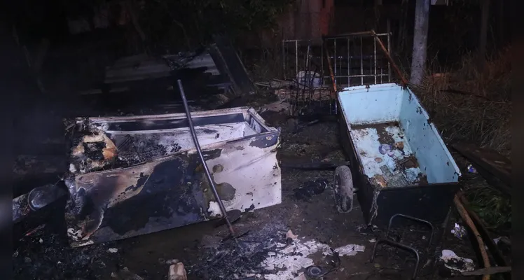 Bombeiros combateram o fogo e a vítima foi socorrida pelo Samu