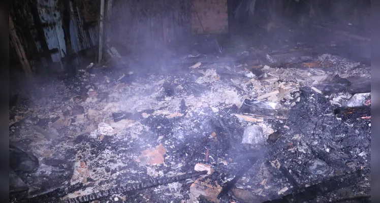 Bombeiros combateram o fogo e a vítima foi socorrida pelo Samu